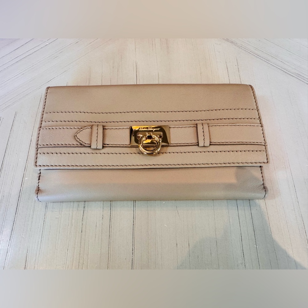 Authentic Salvatore Ferragamo Gancini Continental Leather Wallet - New in Box - Picture 3 of 16